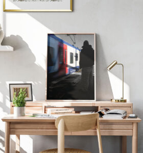 Schwarz-Weiß Stadtfoto mit Farb-Zug
